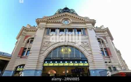 915 Flinders Street Station im edwardianischen Stil, eröffnet im Jahr 1854 n. Chr. und die älteste im Land. Melbourne-Australien. Stockfoto