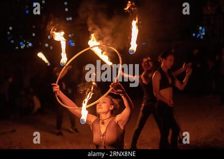 London, Großbritannien. September 2023. London Fire Spinners spielt an einem warmen Freitagabend an der Themse in Gabriel's Wharf dramatische Flame Acts. Guy Corbishley/Alamy Live News Stockfoto