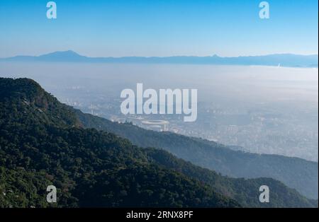 Rio de Janeiro: Skyline im Nebel vom Corcovado mit dem Maracana-Stadion, einem der berühmtesten Fußballstadien der Welt Stockfoto