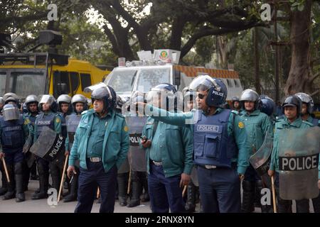 (180118) -- DHAKA, 18. Januar 2018 -- Anti-Aufruhr-Polizei steht Wache, während Oppositionsführer und ehemaliger Premierminister Khaleda Zia vor einem Gericht in Dhaka, Hauptstadt von Bangladesch, war, 17. Januar 2018. Khaleda Zia nahm am Mittwoch an einer Anhörung vor einem Gericht in Dhaka für zwei Pfropfverfahren Teil und forderte, das geplante Donnerstagverfahren auf die nächste Woche zu verschieben. ) (Zjy) BANGLADESCH-DHAKA-EHEMALIGER Ministerpräsident SalimxReza PUBLICATIONxNOTxINxCHN Stockfoto