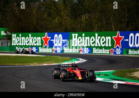 Monza, Mezzolombardo, Italien. September 2023. Der spanische Fahrer Carlos Sainz Jr ( Scuderia Ferrari) fährt während der Qualifikationsrunde des FIA Formel-1-Grand Prix von Italien auf dem Monza Circuit in Monza, Italien (Credit Image: © Daisy Facinelli/ZUMA Press Wire) NUR REDAKTIONELLE NUTZUNG! Nicht für kommerzielle ZWECKE! Stockfoto
