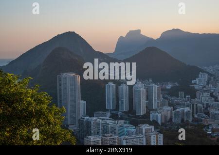 Rio de Janeiro, Brasilien: Blick bei Sonnenuntergang vom Sugarloaf Mountain mit Blick auf das Viertel Humaitá und Pedra da Gavea, monolithischer Berg im Tijuca-Wald Stockfoto