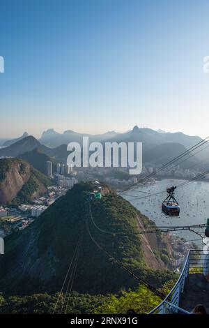 Rio de Janeiro, Brasilien: Atemberaubender Panoramablick auf die Skyline der Stadt von der Sugarloaf-Seilbahn mit den Bergen und dem Botafogo-Viertel und Strand Stockfoto