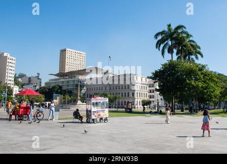 Rio de Janeiro, Brasilien: Skyline des neu entwickelten Hafengebiets im Viertel Centro entlang der öffentlichen Promenade, die an die Guanabara Bay grenzt Stockfoto