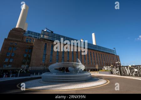 Architektur des Battersea Power Station, ein ehemaliges Kraftwerk, das kürzlich zu einem Einkaufszentrum und einem Apartmentkomplex umgebaut wurde Stockfoto