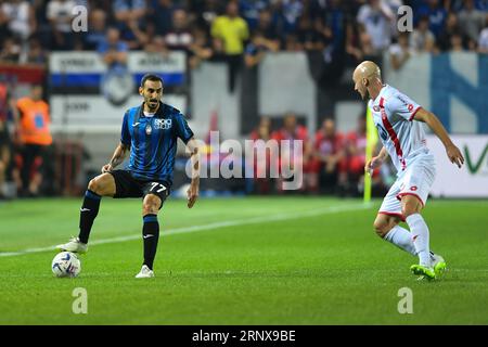 Bergamo, Italien. September 2023. Davide Zappacosta (Atalanta BC) stellt sich mit Luca Caldirola (AC Monza) während des Spiels Atalanta BC gegen AC Monza, italienische Fußballserie A in Bergamo (Italien), 2. September 2023 in der Kategorie: Unabhängige Fotoagentur/Alamy Live News vor Stockfoto