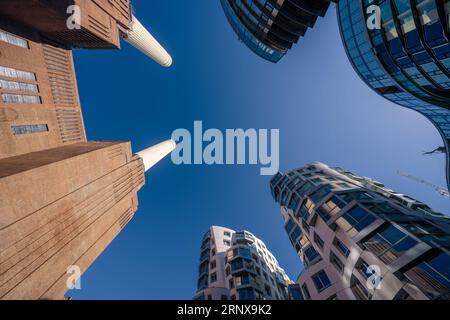 Dies ist ein Blick auf das berühmte Battersea Power Station neben modernen Mehrfamilienhäusern am 06. Oktober 2021 in London, Großbritannien Stockfoto