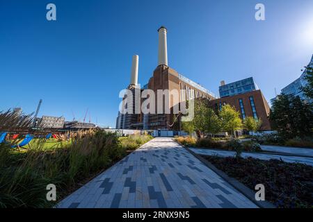 Dies ist ein Blick auf das Battersea Power Station vom Park direkt vor dem Gebäude in der modernen Entwicklung am 06. Oktober 2021 in London, United Stockfoto