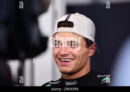 Monza, Mezzolombardo, Italien. September 2023. Der britische Fahrer Lando Norris ( McLaren F1 Team) wird nach der Qualifikationsrunde des FIA Formel 1 Grand Prix in Italien auf dem Monza Circuit in Monza, Italien, gesehen (Bild: © Daisy Facinelli/ZUMA Press Wire) NUR REDAKTIONELLE VERWENDUNG! Nicht für kommerzielle ZWECKE! Stockfoto