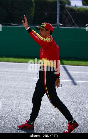 Monza, Mezzolombardo, Italien. September 2023. Der monegassische Fahrer Charles Leclerc ( Scuderia Ferrari) wird nach der Qualifikationsrunde des FIA Formel 1 Grand Prix in Italien auf dem Monza Circuit in Monza, Italien, gesehen (Bild: © Daisy Facinelli/ZUMA Press Wire) NUR REDAKTIONELL! Nicht für kommerzielle ZWECKE! Stockfoto