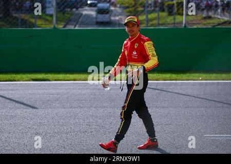Monza, Mezzolombardo, Italien. September 2023. Der monegassische Fahrer Charles Leclerc ( Scuderia Ferrari) wird nach der Qualifikationsrunde des FIA Formel 1 Grand Prix in Italien auf dem Monza Circuit in Monza, Italien, gesehen (Bild: © Daisy Facinelli/ZUMA Press Wire) NUR REDAKTIONELL! Nicht für kommerzielle ZWECKE! Stockfoto
