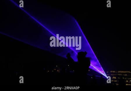 (180119) -- LONDON, 19. Januar 2018 -- Waterlicht von Daan Roosegaarde ist am Granary Square im Rahmen des Lumiere Light Festivals in London, Großbritannien, am 18. Januar 2018 zu sehen. Das größte britische Lichtfestival Lumiere London eröffnet am Donnerstagabend mit mehr als 50 Lichterkunstwerken britischer und internationaler Künstler, die auf einigen der berühmtesten Gebäude der Hauptstadt ausgestellt sind. ) (psw) BRITAIN-LONDON-LUMIERE-LIGHT FESTIVAL HanxYan PUBLICATIONxNOTxINxCHN Stockfoto