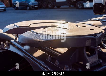 Plattform auf dem Lkw-Fahrgestell, auf dem der Auflieger befestigt ist, auch Sattelkupplung genannt. Stockfoto