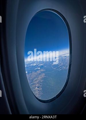 Ein Blick auf Grönland Landschaften aus dem Flugzeugfenster Stockfoto