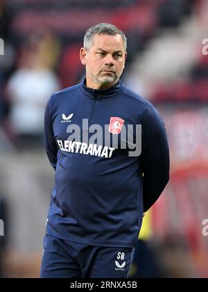 ENSCHEDE - FC Twente Trainer Sander Boschker während des Play-offs der UEFA Conference League zwischen dem FC Twente und Fenerbahce SK im Stadion de Grolsch Veste am 31. August 2023 in Enschede, Niederlande. ANP | Hollandse Hoogte | GERRIT VAN COLOGNE Stockfoto