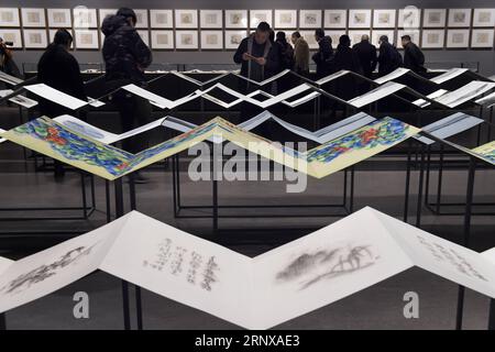 (180119) -- HANGZHOU, 19. Januar 2018 -- Besucher sehen Exponate während einer Ausstellung über den chinesischen Aquarelldruck im Zhejiang Art Museum in Hangzhou, ostchinesische Provinz Zhejiang, 19. Januar 2018. Etwa 140 Werke wurden hier ausgestellt. )(wyo) CHINA-HANGZHOU-WATERCOLOR BLOCK PRINTING-EXHIBITION (CN) LixZhong PUBLICATIONxNOTxINxCHN Stockfoto