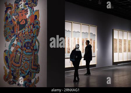 (180119) -- HANGZHOU, 19. Januar 2018 -- Besucher sehen Exponate während einer Ausstellung über den chinesischen Aquarelldruck im Zhejiang Art Museum in Hangzhou, ostchinesische Provinz Zhejiang, 19. Januar 2018. Etwa 140 Werke wurden hier ausgestellt. )(wyo) CHINA-HANGZHOU-WATERCOLOR BLOCK PRINTING-EXHIBITION (CN) LixZhong PUBLICATIONxNOTxINxCHN Stockfoto