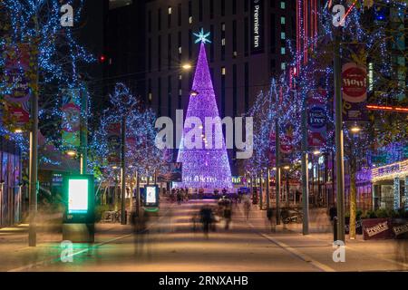 Blick auf das London Desinger Outlet mit großem Weihnachtsbaum und Dekorationen im Wembley Park, einem berühmten Einkaufsviertel am 21. Dezember 202 Stockfoto