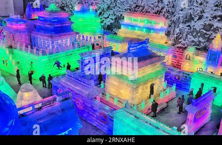 (180119) -- PEKING, 19. Januar 2018 -- Touristen besuchen Eislaternen in Longqingxia im Bezirk Yanqing in Peking, Hauptstadt von China, 19. Januar 2018. Das 32. Longqingxia Ice Lantern Festival begann am Freitag im Pekinger Bezirk Yanqing, einem der Austragungsorte der Olympischen Winterspiele 2022. ) (lx) CHINA-BEIJING-ICE LATERNE FESTIVAL(CN) LixXin PUBLICATIONXNOTXINXCHN Stockfoto