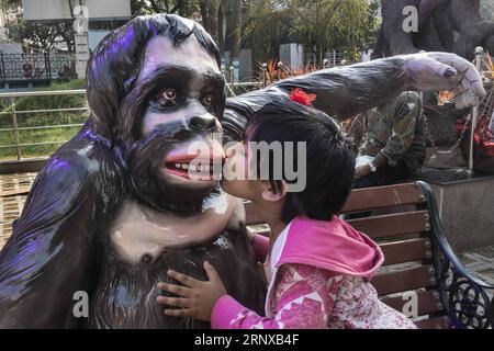 (180120) -- KOLKATA, 20. Januar 2018 -- Ein Mädchen küsst einen Modelgorilla, als sie am 20. Januar 2018 die 7. Ausgabe des Kolkata International Children s Film Festival in Kolkata, Indien besucht.) (rh) INDIEN-KALKUTTA-INTERNATIONALES KINDERFILMFESTIVAL TumpaxMondal PUBLICATIONxNOTxINxCHN Stockfoto