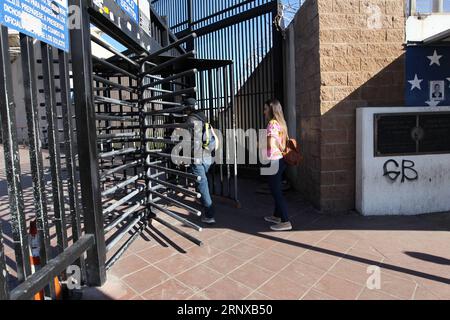 (180120) -- TIJUANA, 20. Januar 2018 -- Hazell Sepulveda überquert die Grenze zwischen Mexiko und den Vereinigten Staaten in Tijuana, Mexiko, 11. Januar 2018. Hazell Sepulveda, 26, wurde in San Diego als Tochter mexikanischer Eltern geboren und lebt heute in Tijuana. Es dauert fünf Minuten, bis sie jeden Tag vor Sonnenaufgang den Otay Crossing Point überquert, bevor sie in der Küche eines McDonald's nur 500 Schritte von der Grenze entfernt arbeitet. Ein langer und gut bewachter Zaun mit nur drei Toren trennt die beiden Städte, ein Markt mit 6,5 Millionen Menschen und eine Wirtschaft, die 230 Milliarden US-Dollar pro Jahr erzeugt, so Fore aus Mexiko Stockfoto