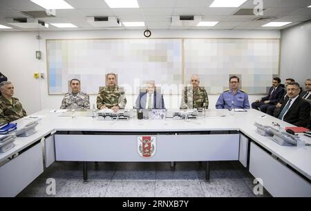 (180120) -- ANKARA, 20. Januar 2018 -- der türkische Premierminister Binali Yildirim (C) nimmt am 20. Januar 2018 an einem Militärtreffen im Hauptquartier der türkischen Streitkräfte in Ankara, Türkei, Teil. Der türkische Premierminister Binali Yildirim sagte am Samstag, dass türkische Kampfflugzeuge die Militäraktion gegen Afrin begonnen hätten, und fügte hinzu, dass das Ziel der Offensive darin bestehe, die Kämpfer der Kurdischen Demokratischen Union (PYD) und der Kurdischen Arbeiterpartei (PKK) zu eliminieren. TÜRKEI-ANKARA-SYRIEN-MILITÄROPERATION TurkschischxPrimexMinistry PUBLICATIONxNOTxINxCHN Stockfoto