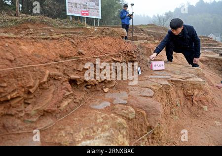 (180121) -- YINGTAN, 21. Januar 2018 -- Mitarbeiter arbeiten am Standort des Großen Shangqing-Palastes am Fuße des Longhu-Berges in Yingtan, der ostchinesischen Provinz Jiangxi, 21. Januar 2018. Nach einer vierjährigen Ausgrabung bestätigten Archäologen den Standort des Großen Shangqing-Palastes, Chinas größter taoistischer Tempel, der in der Song-Dynastie (960-1279) erbaut und bis zu seiner Zerstörung durch einen Brand im Jahr 1930 kontinuierlich genutzt wurde. (lx) CHINA-JIANGXI-YINGTAN-LARGEST TAOIST TEMPLE(CN) WanxXiang PUBLICATIONxNOTxINxCHN Stockfoto