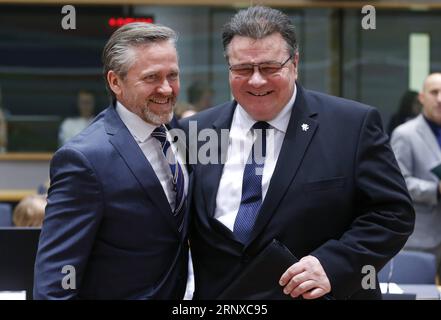 (180122) -- BRÜSSEL, 22. Januar 2018 -- der dänische Außenminister anders Samuelson (L) und der litauische Außenminister Linas Linkevicius grüßen sich vor dem EU-Außenministertreffen am 22. Januar 2018 in Brüssel, Belgien. ) (lrz) BELGIEN-BRÜSSEL-EU-AUSSENMINISTERTREFFEN YexPingfan PUBLICATIONxNOTxINxCHN Stockfoto