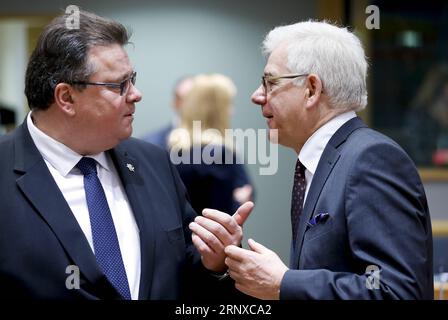 (180122) -- BRÜSSEL, 22. Januar 2018 -- der neue polnische Außenminister Jacek Czaputowicz (R) und der litauische Außenminister Linas Linkevicius sprechen vor dem EU-Außenministertreffen am 22. Januar 2018 in Brüssel, Belgien. ) (lrz) BELGIEN-BRÜSSEL-EU-AUSSENMINISTERTREFFEN YexPingfan PUBLICATIONxNOTxINxCHN Stockfoto