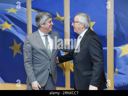 (180122) -- BRÜSSEL, 22. Januar 2018 -- der Präsident der Europäischen Kommission Jean-Claude Juncker (R) trifft sich am 22. Januar 2018 in Brüssel, Belgien, mit dem Präsidenten der Eurogruppe und dem portugiesischen Finanzminister Mario Centeno. ) (lrz) BELGIEN-BRÜSSEL-EU-EURO-GRUPPE-SITZUNG YexPingfan PUBLICATIONxNOTxINxCHN Stockfoto