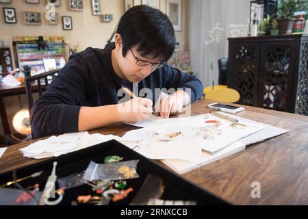 (180122) -- HANGZHOU, 22. Januar 2018 -- Qian Zhongshu entwirft Schmuck in seinem Atelier in Hangzhou, Hauptstadt der ostchinesischen Provinz Zhejiang, 22. Januar 2018. Qian wurde 1983 in Hangzhou geboren. Als Enthusiast der traditionellen chinesischen Kultur trat der Absolvent der China Academy of Art aus dem Amt zurück und eröffnete vor etwa neun Jahren sein eigenes Schmuckstudio. Bis jetzt hat seine Gruppe fast 20 Mitglieder. Sie können jedes Jahr mehr als 300 Schmuckstücke herstellen. )(mcg) CHINA-HANGZHOU-SCHMUCKHERSTELLER (CN) WengxXinyang PUBLICATIONxNOTxINxCHN Stockfoto