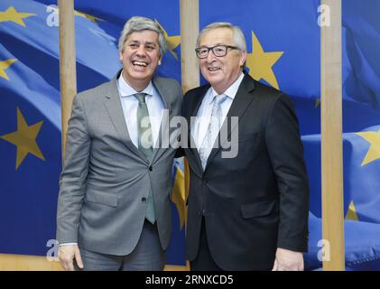 (180122) -- BRÜSSEL, 22. Januar 2018 -- der Präsident der Europäischen Kommission Jean-Claude Juncker (R) trifft sich am 22. Januar 2018 in Brüssel, Belgien, mit dem Präsidenten der Eurogruppe und dem portugiesischen Finanzminister Mario Centeno. ) (lrz) BELGIEN-BRÜSSEL-EU-EURO-GRUPPE-SITZUNG YexPingfan PUBLICATIONxNOTxINxCHN Stockfoto