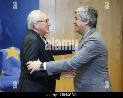 Bilder des Tages (180122) -- BRÜSSEL, 22. Januar 2018 -- der Präsident der Europäischen Kommission Jean-Claude Juncker (L) trifft sich am 22. Januar 2018 in Brüssel mit dem Präsidenten der Eurogruppe und dem portugiesischen Finanzminister Mario Centeno. ) (lrz) BELGIEN-BRÜSSEL-EU-EURO-GRUPPE-SITZUNG YexPingfan PUBLICATIONxNOTxINxCHN Stockfoto