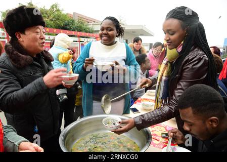 (180122) -- ZHENJIANG, 22. Januar 2018 -- ausländische Studenten, die an der Jiangsu University studieren, probieren LABA Porridge in Zhenjiang, ostchinesische Provinz Jiangsu, 22. Januar 2018. Das LABA Festival, ein traditionelles chinesisches Festival am achten Tag des 12. Mondmonats, fiel am 24. Januar dieses Jahres. An diesem Tag ist es üblich, einen speziellen LABA-Brei zu essen, der normalerweise aus mindestens acht Zutaten hergestellt wird und die Gebete der Menschen für die Ernte repräsentiert. ) (dhf) CHINA-LABA FESTIVAL-FOREIGN STUDENTS (CN) ShixYucheng PUBLICATIONxNOTxINxCHN Stockfoto