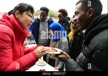 (180122) -- ZHENJIANG, 22. Januar 2018 -- Ein Bewohner der Gemeinde erzählt ausländischen Studenten, die an der Jiangsu University studieren, die Zutaten von LABA-Brei in Zhenjiang, Ostchinesische Provinz Jiangsu, 22. Januar 2018. Das LABA Festival, ein traditionelles chinesisches Festival am achten Tag des 12. Mondmonats, fiel am 24. Januar dieses Jahres. An diesem Tag ist es üblich, einen speziellen LABA-Brei zu essen, der normalerweise aus mindestens acht Zutaten hergestellt wird und die Gebete der Menschen für die Ernte repräsentiert. ) (dhf) CHINA-LABA FESTIVAL-FOREIGN STUDENTS (CN) ShixYucheng PUBLICATIONxNOTxINxCHN Stockfoto