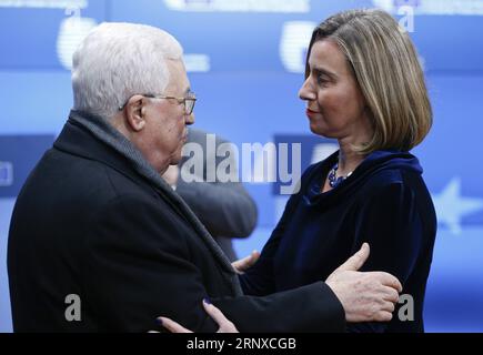 (180122) -- BRÜSSEL, 22. Januar 2018 -- der palästinensische Präsident Mahmoud Abbas (L) und die EU-Außenpolitikchefin Federica Mogherini grüßen sich vor einer Tagung des EU-Rates in Brüssel, Belgien, am 22. Januar 2018. ) (Djj) BELGIEN-BRÜSSEL-EU-PALÄSTINA-ABBAS-VISIT YexPingfan PUBLICATIONxNOTxINxCHN Stockfoto