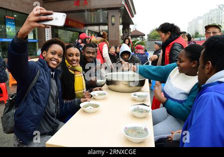 (180122) -- ZHENJIANG, 22. Januar 2018 -- ausländische Studenten, die an der Jiangsu University studieren, die aus Pakistan, Jamaika und Äthiopien kommen, nehmen Selfies mit LABA Porridge in Zhenjiang, Ostchinesische Provinz Jiangsu, 22. Januar 2018. Das LABA Festival, ein traditionelles chinesisches Festival am achten Tag des 12. Mondmonats, fiel am 24. Januar dieses Jahres. An diesem Tag ist es üblich, einen speziellen LABA-Brei zu essen, der normalerweise aus mindestens acht Zutaten hergestellt wird und die Gebete der Menschen für die Ernte repräsentiert. ) (dhf) CHINA-LABA FESTIVAL-FOREIGN STUDENTS (CN) ShixYucheng PUBLICATIONxNOTxINxCHN Stockfoto