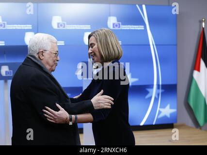 (180122) -- BRÜSSEL, 22. Januar 2018 -- der palästinensische Präsident Mahmoud Abbas (L) und die EU-Außenpolitikchefin Federica Mogherini grüßen sich vor einer Tagung des EU-Rates in Brüssel, Belgien, am 22. Januar 2018. ) (Djj) BELGIEN-BRÜSSEL-EU-PALÄSTINA-ABBAS-VISIT YexPingfan PUBLICATIONxNOTxINxCHN Stockfoto