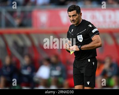 ENSCHEDE - Schiedsrichter Fabio Maresca während des Play-offs der UEFA Conference League zwischen dem FC Twente und Fenerbahce SK im Stadion de Grolsch Veste am 31. August 2023 in Enschede, Niederlande. ANP | Hollandse Hoogte | GERRIT VAN COLOGNE Stockfoto