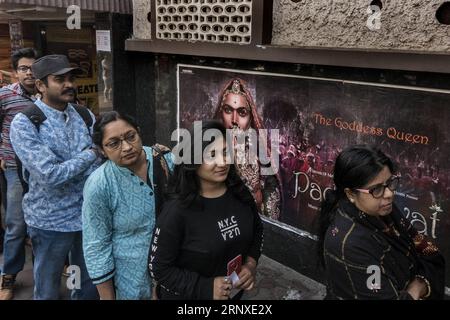 (180125) -- KOLKATA, 25. Januar 2018 -- vor dem Poster des umstrittenen Bollywood-Films Padmavat stehen am 25. Januar 2018 Menschen in einer Warteschlange vor einem Kinohaus in Kolkata, Indien. ) (rh) INDIA-KOLKATA-MOVIE TumpaxMondal PUBLICATIONxNOTxINxCHN Stockfoto
