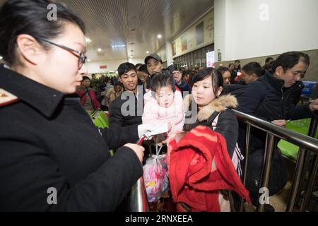 (180126) -- HANGZHOU, 26. Januar 2018 -- Passagiere haben die Tickets überprüft, um an Bord des Zuges K4173 in Hangzhou, der Hauptstadt der ostchinesischen Provinz Zhejiang, am 25. Januar 2018 zu gehen. Der erste Extrazug für den 2018er Frühlingsfest-Reiserouch vom Bahnhof Hangzhou im Osten Chinas nach Chongqing im Südwesten Chinas nahm am Donnerstag in Betrieb. ) (Yxb) CHINA-HANGZHOU-SPRING FESTIVAL-TRAVEL RUSH (CN) WengxXinyang PUBLICATIONxNOTxINxCHN Stockfoto