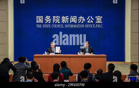 (180126) -- PEKING, 26. Januar 2018 -- der chinesische Vize-Außenminister Kong Xuanyou (R) und Hu Kaihong, ein Sprecher des Informationsbüros des Staatsrats, nehmen an einer Pressekonferenz Teil, um das Weißbuch über Chinas Arktis-Politik in Peking, der Hauptstadt Chinas, am 26. Januar 2018 herauszugeben. China veröffentlichte am Freitag ein Weißbuch über seine Arktis-Politik, in dem eine kooperative Regierungsführung und die Ausarbeitung einer Vision der Polar Silk Road angekündigt wurden. (WF) CHINA-ARKTIS-POLITIK-WEISSBUCH-POLARE SEIDENSTRASSE (CN) SHENXHONG PUBLICATIONXNOTXINXCHN Stockfoto