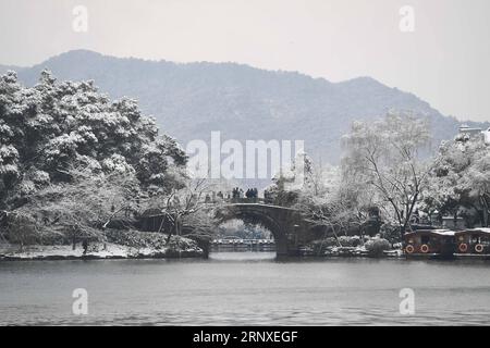 (180126) -- HANGZHOU, 26. Januar 2018 -- Foto aufgenommen am 26. Januar 2018 zeigt den schneebedeckten Westsee in Hangzhou, der ostchinesischen Provinz Zhejiang. )(wsw) CHINA-ZHEJIANG-WEST SEENLANDSCHAFT (CN) HuangxZongzhi PUBLICATIONxNOTxINxCHN Stockfoto