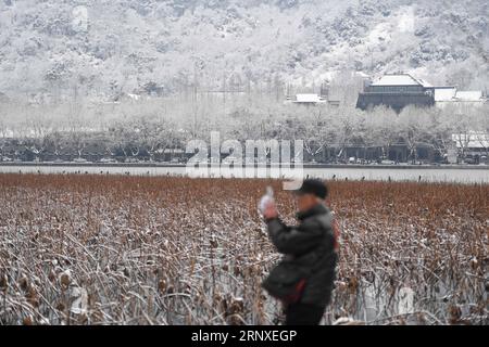 (180126) -- HANGZHOU, 26. Januar 2018 -- Ein Mann macht Fotos in der schneebedeckten Landschaft des Westsees in Hangzhou, ostchinesische Provinz Zhejiang, 26. Januar 2018. )(wsw) CHINA-ZHEJIANG-WEST SEENLANDSCHAFT (CN) HuangxZongzhi PUBLICATIONxNOTxINxCHN Stockfoto