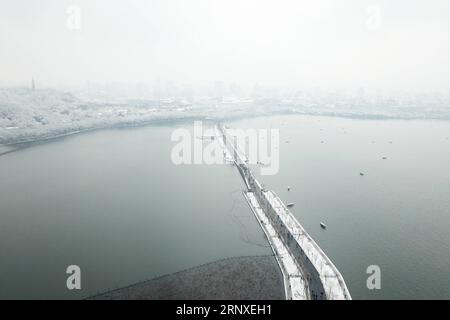 (180126) -- HANGZHOU, 26. Januar 2018 -- Foto aufgenommen am 26. Januar 2018 zeigt den schneebedeckten Westsee in Hangzhou, der ostchinesischen Provinz Zhejiang. )(wsw) CHINA-ZHEJIANG-WEST SEENLANDSCHAFT (CN) HuangxZongzhi PUBLICATIONxNOTxINxCHN Stockfoto