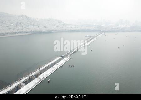 (180126) -- HANGZHOU, 26. Januar 2018 -- Foto aufgenommen am 26. Januar 2018 zeigt den schneebedeckten Westsee in Hangzhou, der ostchinesischen Provinz Zhejiang. )(wsw) CHINA-ZHEJIANG-WEST SEENLANDSCHAFT (CN) HuangxZongzhi PUBLICATIONxNOTxINxCHN Stockfoto