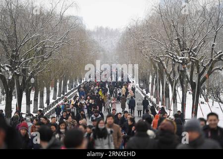 (180126) -- HANGZHOU, 26. Januar 2018 -- Touristen besuchen die schneebedeckte Landschaft des Westsees in Hangzhou, ostchinesische Provinz Zhejiang, 26. Januar 2018. )(wsw) CHINA-ZHEJIANG-WEST SEENLANDSCHAFT (CN) HuangxZongzhi PUBLICATIONxNOTxINxCHN Stockfoto