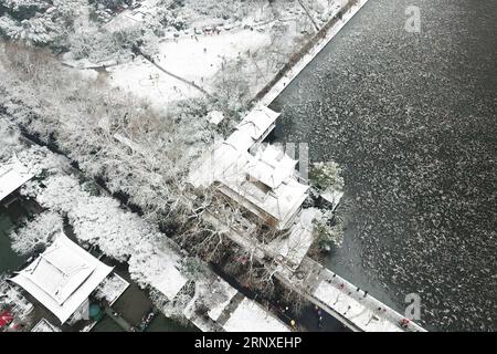 (180126) -- HANGZHOU, 26. Januar 2018 -- Foto aufgenommen am 26. Januar 2018 zeigt den schneebedeckten Westsee in Hangzhou, der ostchinesischen Provinz Zhejiang. )(wsw) CHINA-ZHEJIANG-WEST SEENLANDSCHAFT (CN) HuangxZongzhi PUBLICATIONxNOTxINxCHN Stockfoto