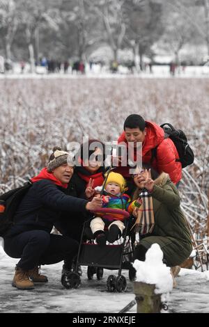 (180126) -- HANGZHOU, 26. Januar 2018 -- Touristen nehmen Selfie in der schneebedeckten Landschaft des Westsees in Hangzhou, ostchinesische Provinz Zhejiang, 26. Januar 2018. )(wsw) CHINA-ZHEJIANG-WEST SEENLANDSCHAFT (CN) HuangxZongzhi PUBLICATIONxNOTxINxCHN Stockfoto