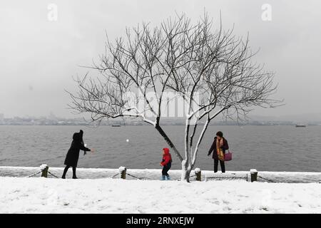 (180126) -- HANGZHOU, 26. Januar 2018 -- Touristen besuchen die schneebedeckte Landschaft des Westsees in Hangzhou, ostchinesische Provinz Zhejiang, 26. Januar 2018. )(wsw) CHINA-ZHEJIANG-WEST SEENLANDSCHAFT (CN) HuangxZongzhi PUBLICATIONxNOTxINxCHN Stockfoto